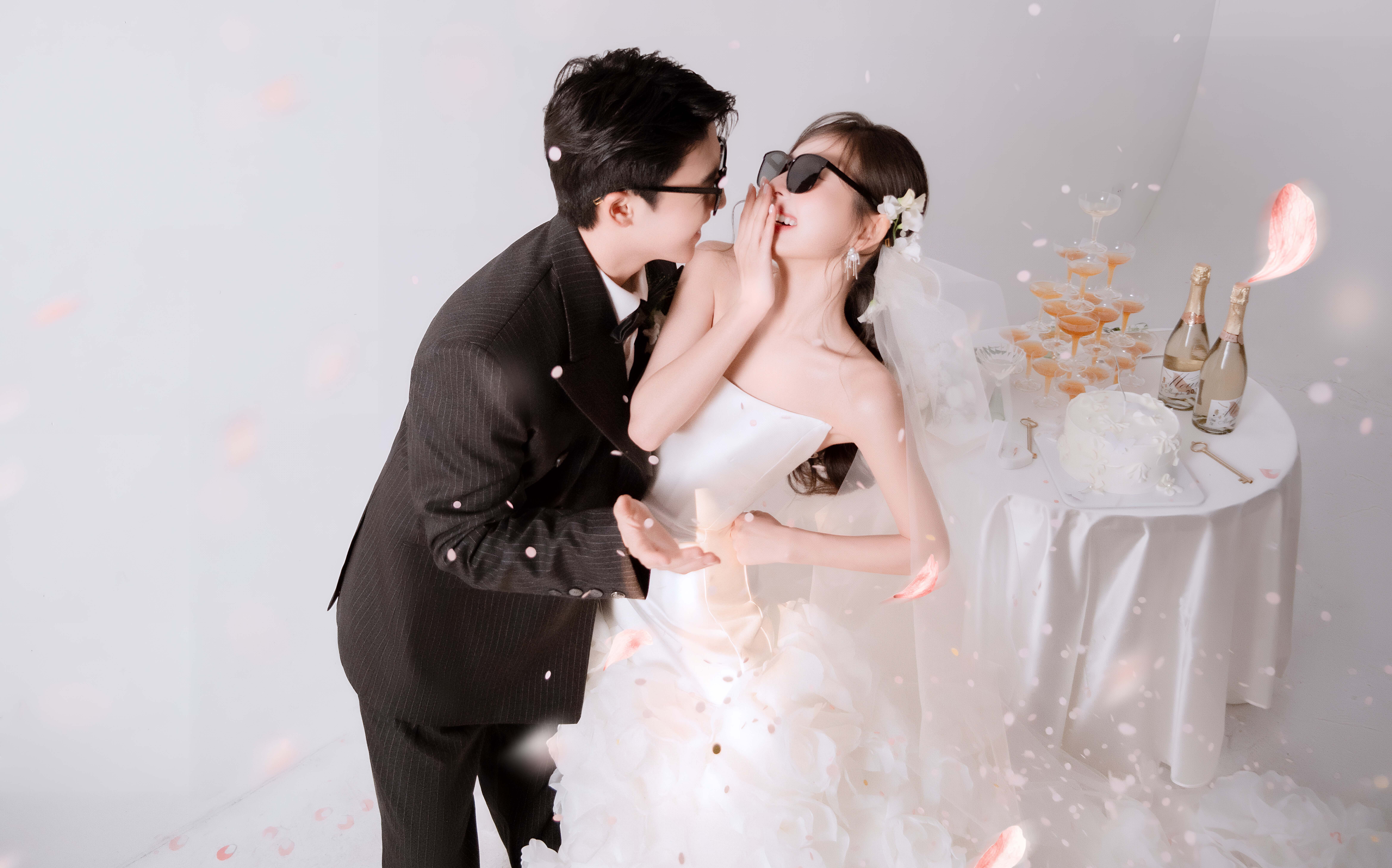 拒绝呆板 俏皮氛围感室内婚纱照成片