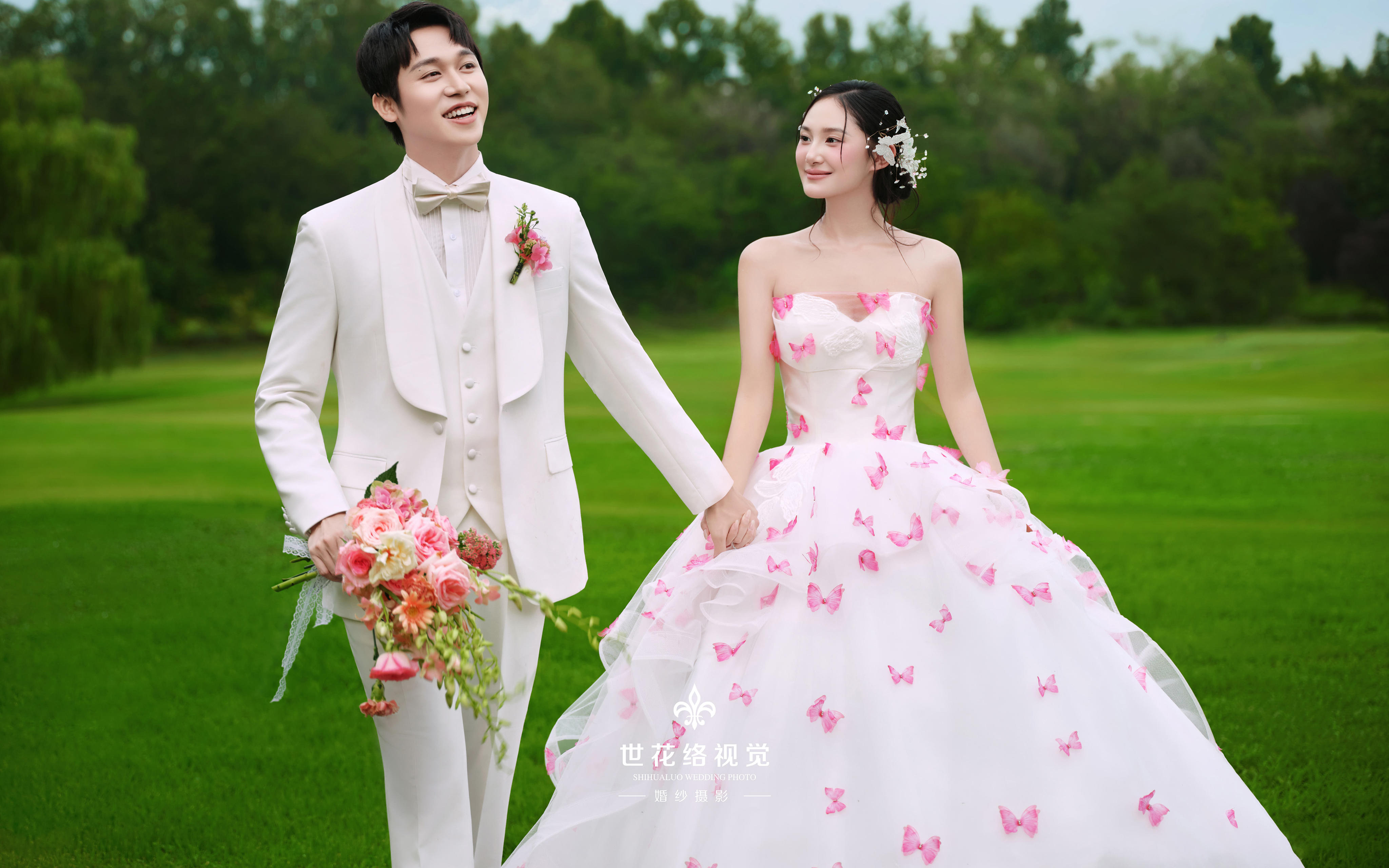 花了钱拍的粉色草坪婚纱照，当然要发啦