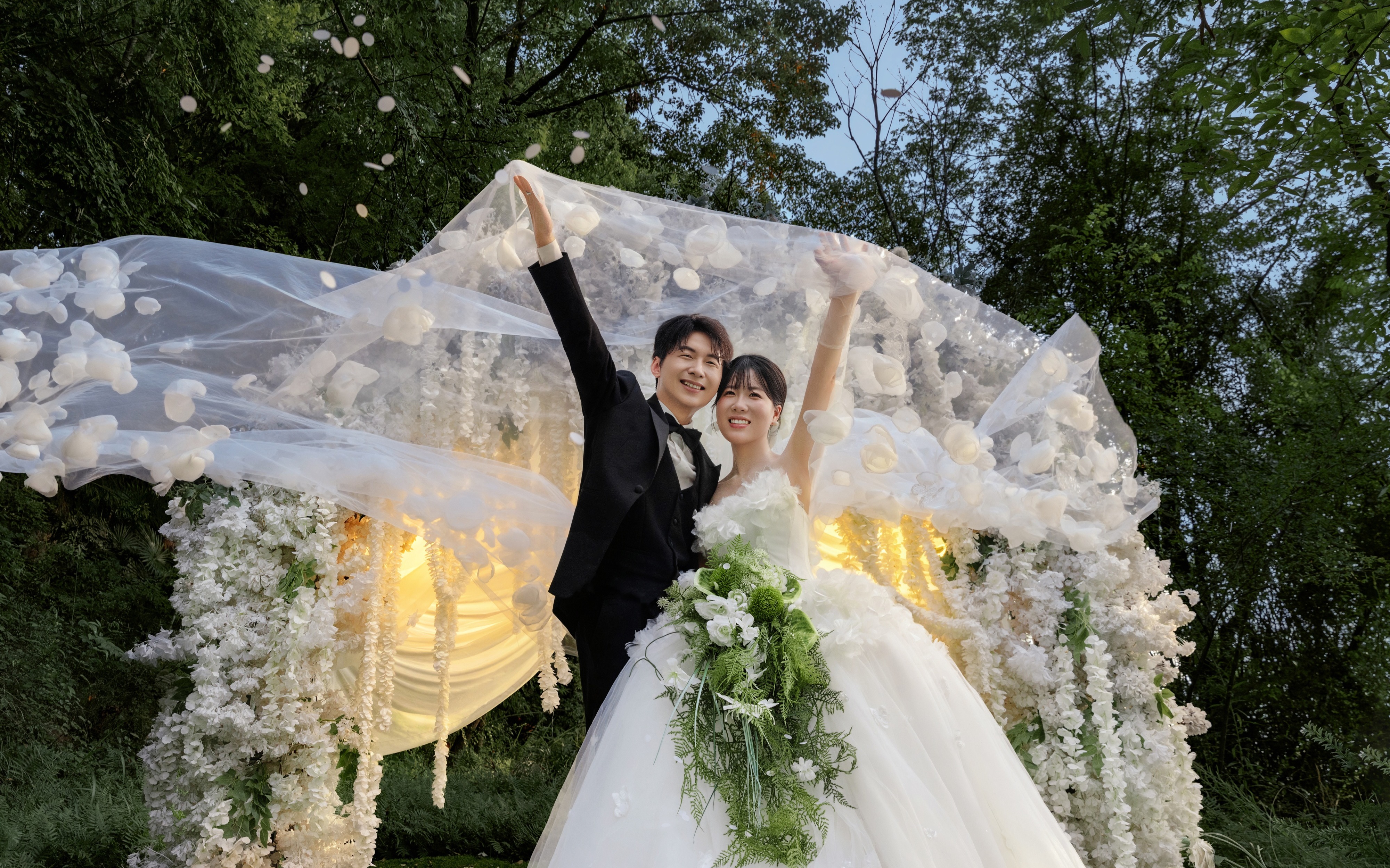 坠入森林童话✨把婚礼现场搬进婚纱照里