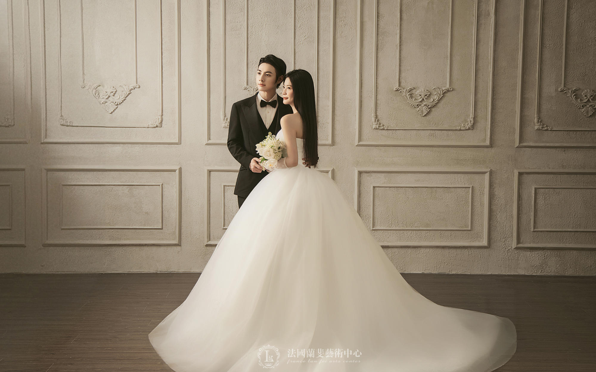 经典抹胸大拖尾婚纱