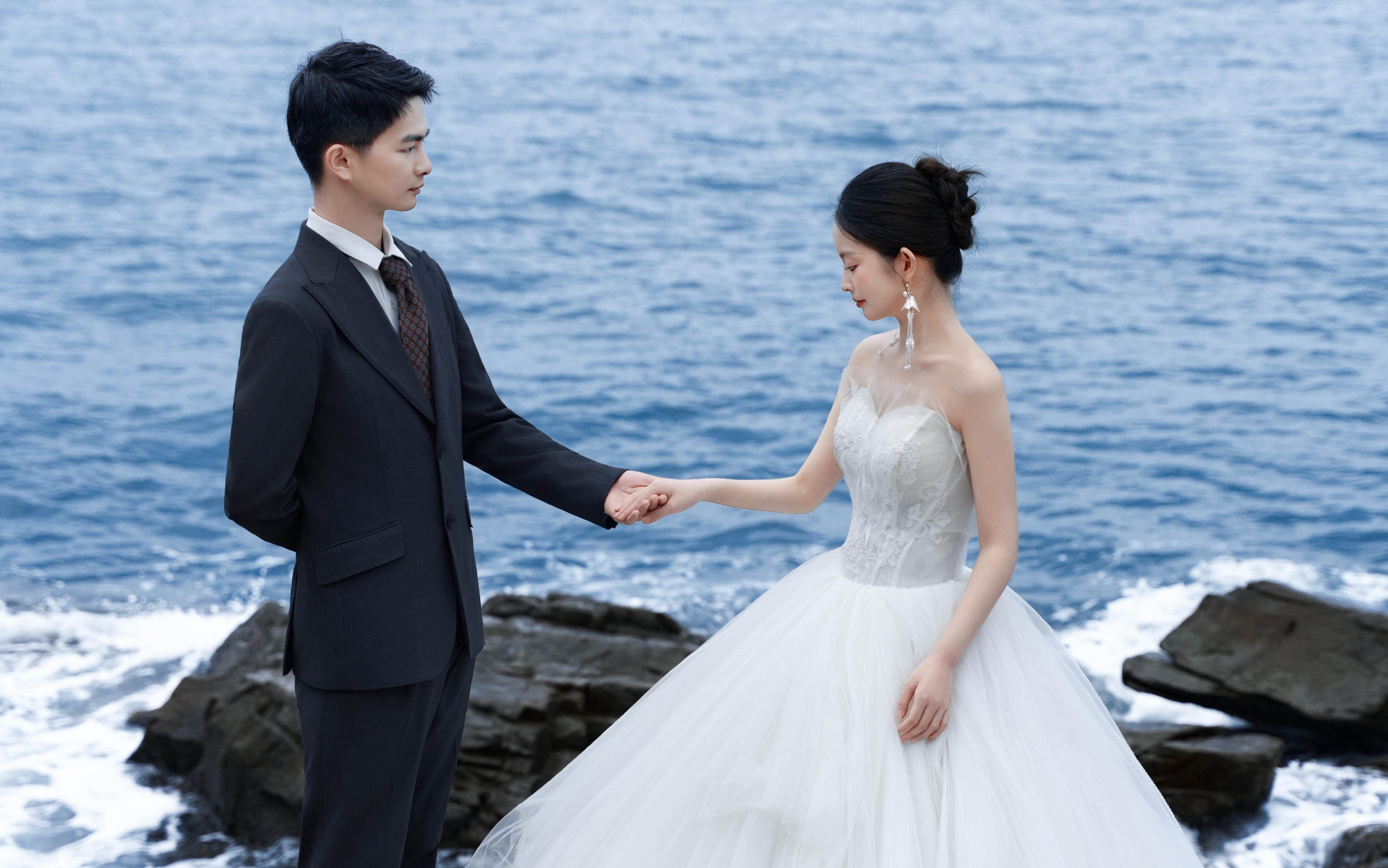 王珂夫妇/海边礁石