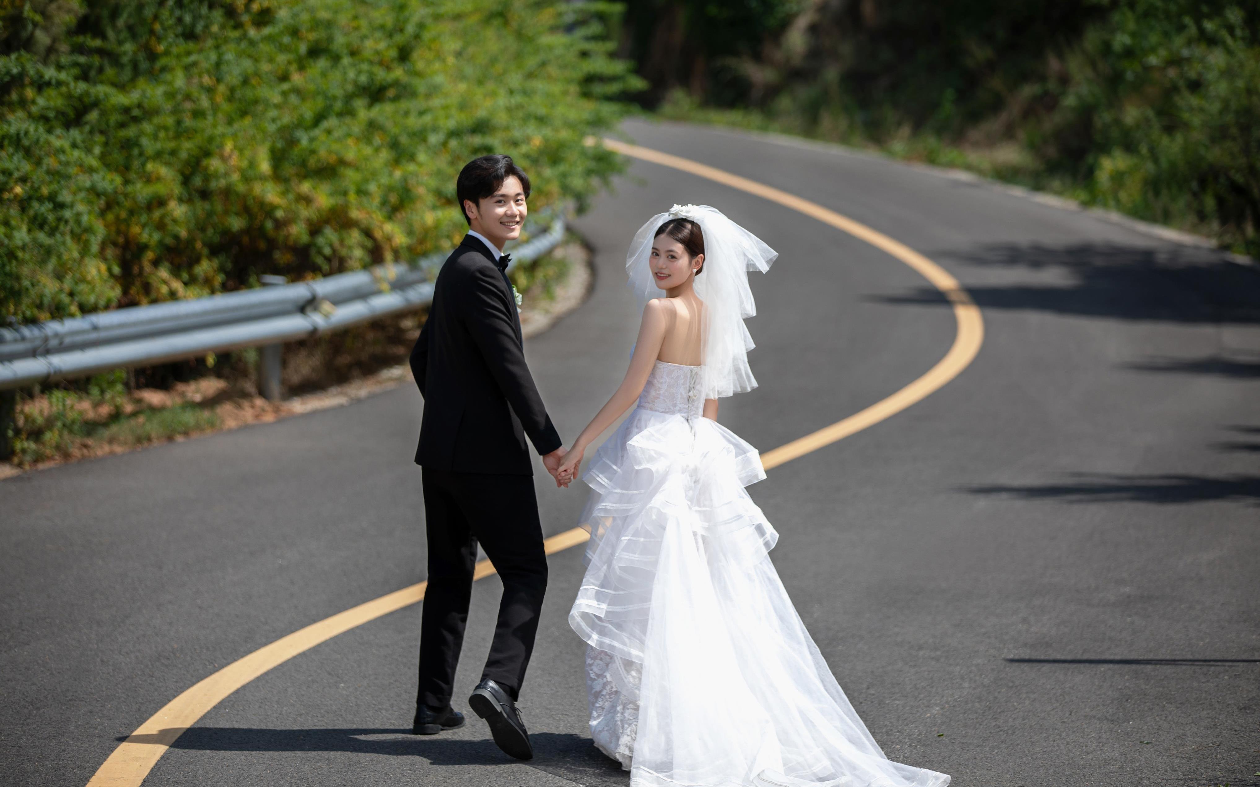 與浪漫同頻的森系公路婚紗照??愛了愛了