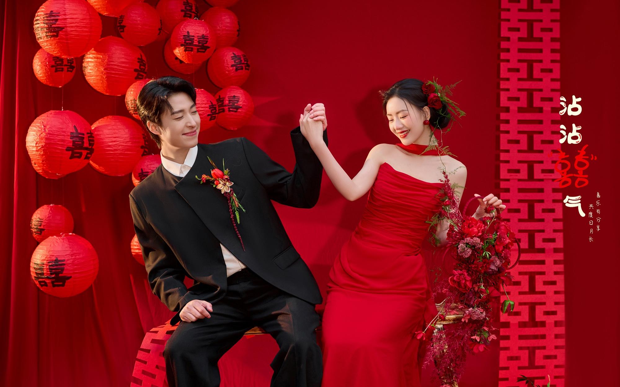 是甜到誰都能嗑一下?的室外新中式婚紗照?