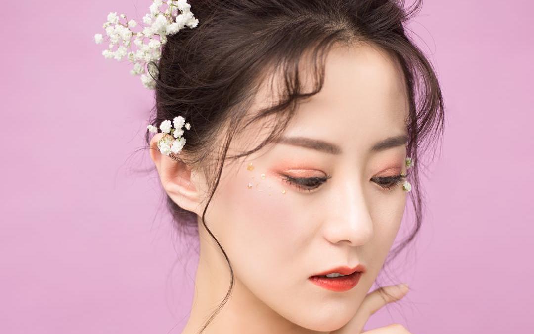 鲜花如初见你般纯粹自然妆面