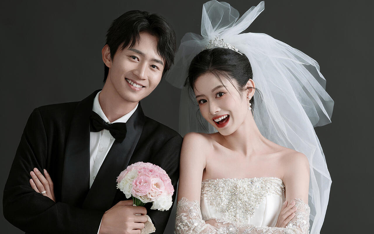 【好愛(ài)黑底極簡(jiǎn)主紗婚紗照】