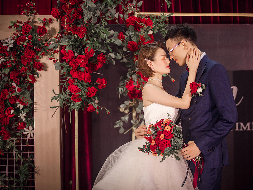 【大事婚礼】#甜蜜LOVE# 红黑金婚礼主题