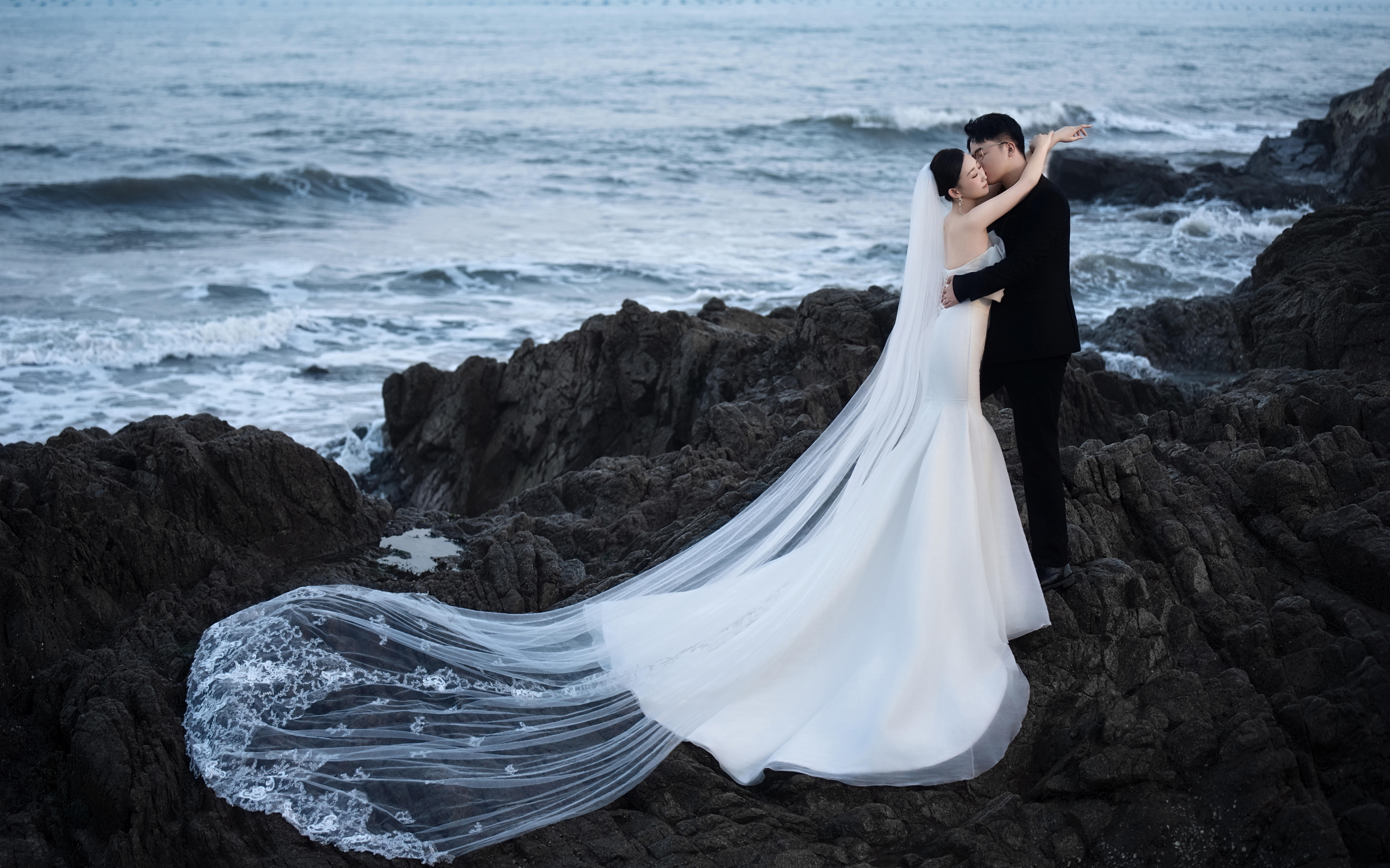 秦靜 胡保超夫婦/海邊礁石
