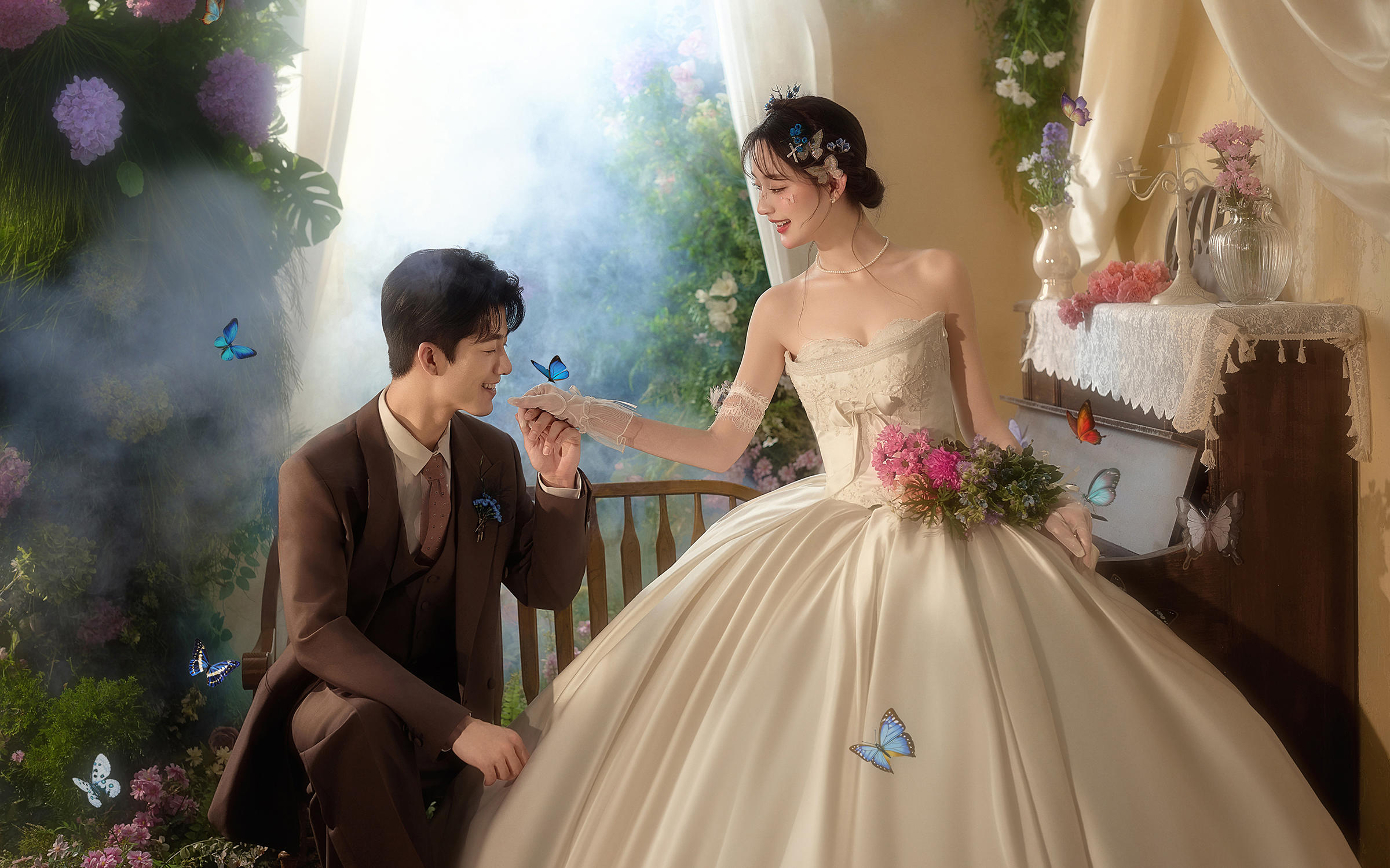 花房藏不住心动，温馨婚照裹着小确幸，爱意在此绽放