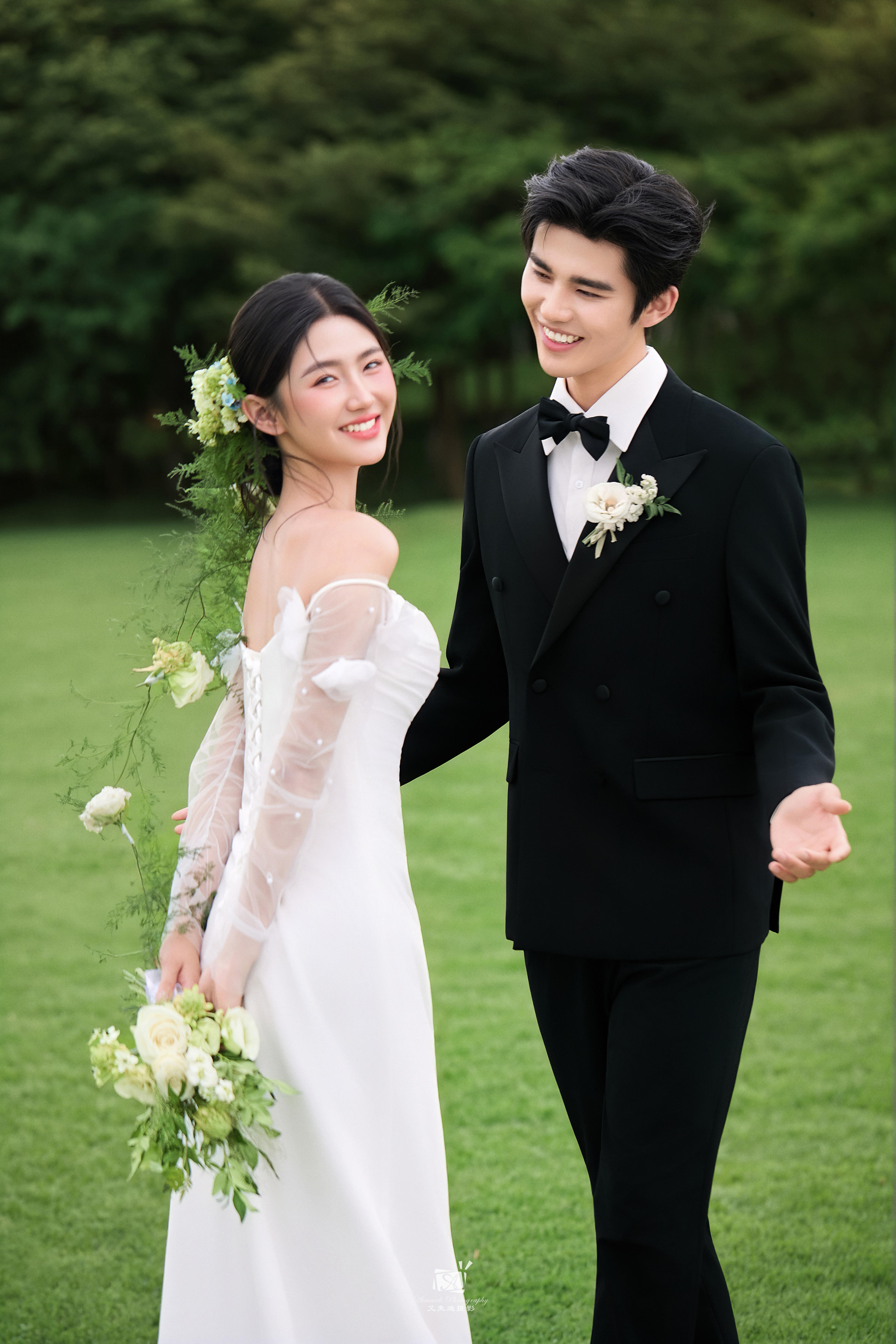 氛圍感拉滿的草拍婚紗照