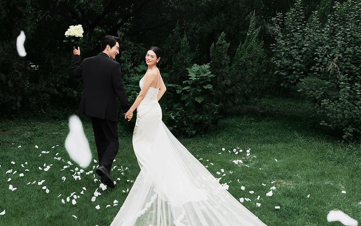 草坪为幕，白纱作伴｜余生浪漫已启幕