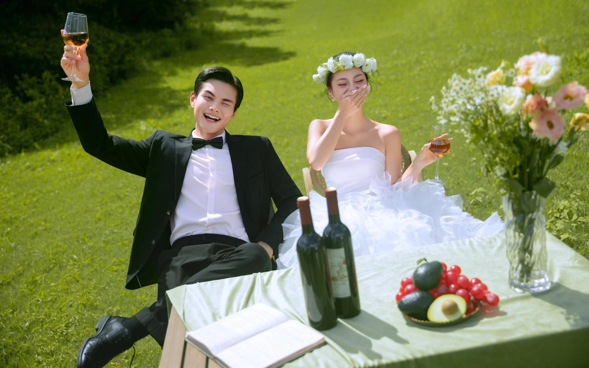 森系草坪婚纱照充满生命力的仪式感！