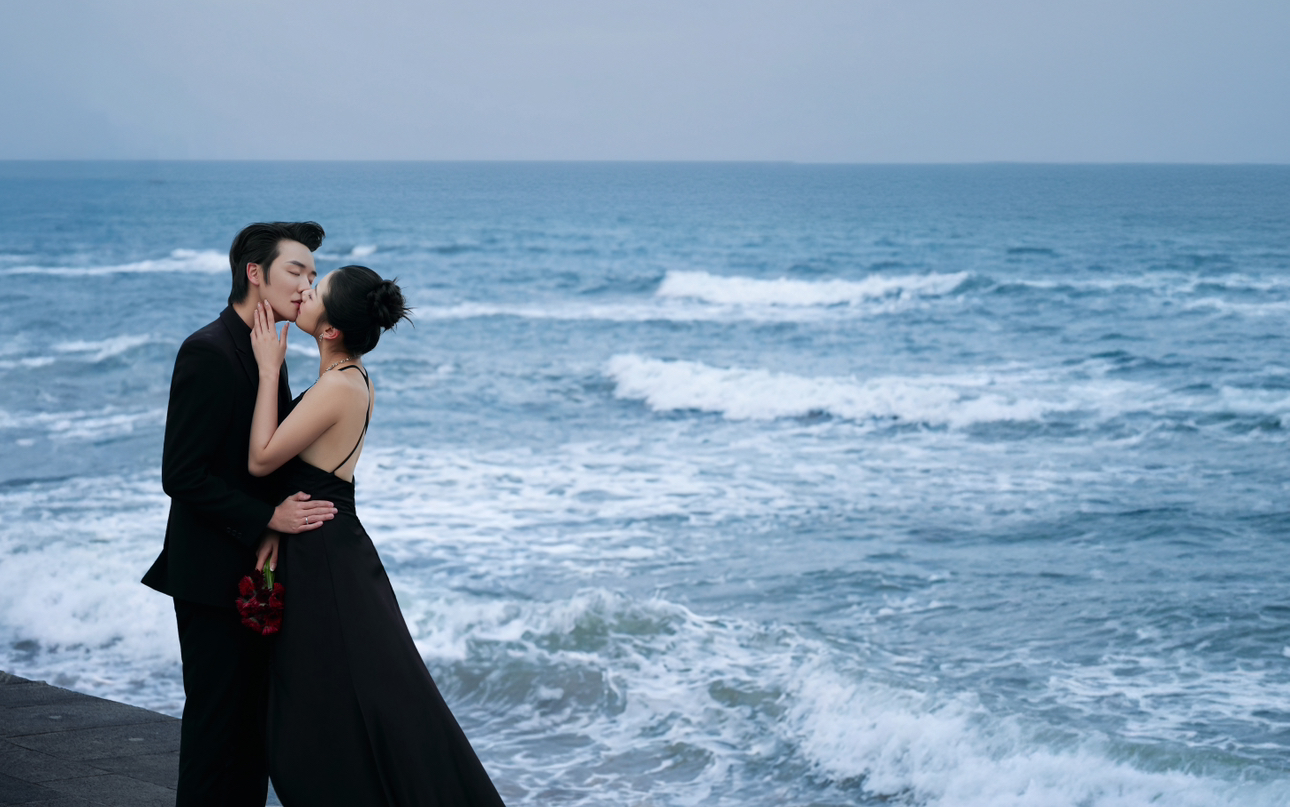 海浪下的黑色礼服更显气质了