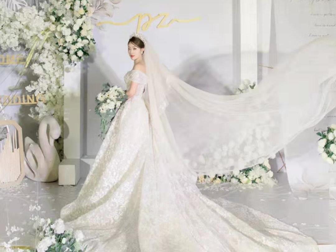 VIP化妆老师全程跟妆+三套造型私人定制