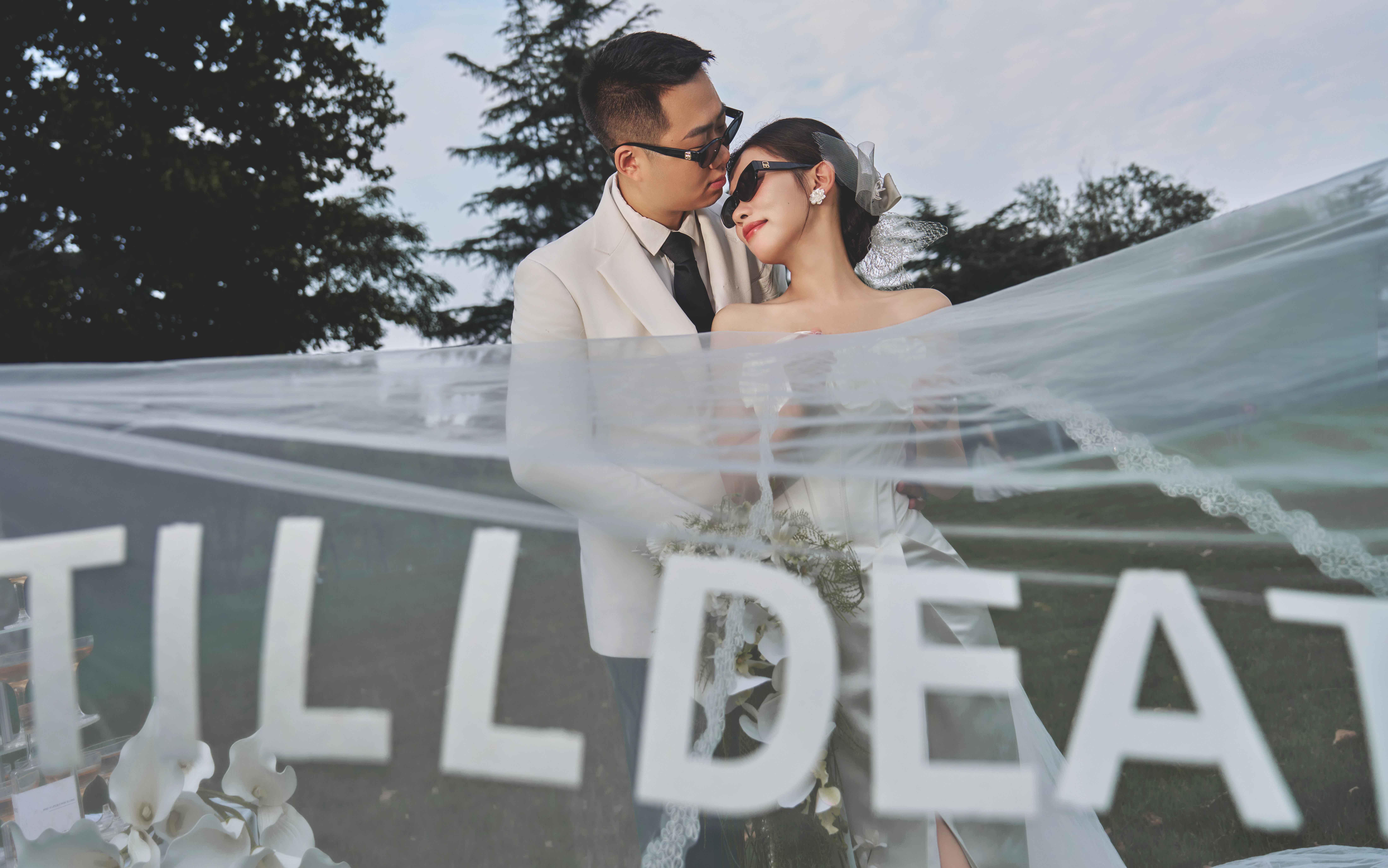 难怪年轻人都喜欢🍃草坪婚纱照也太浪漫～
