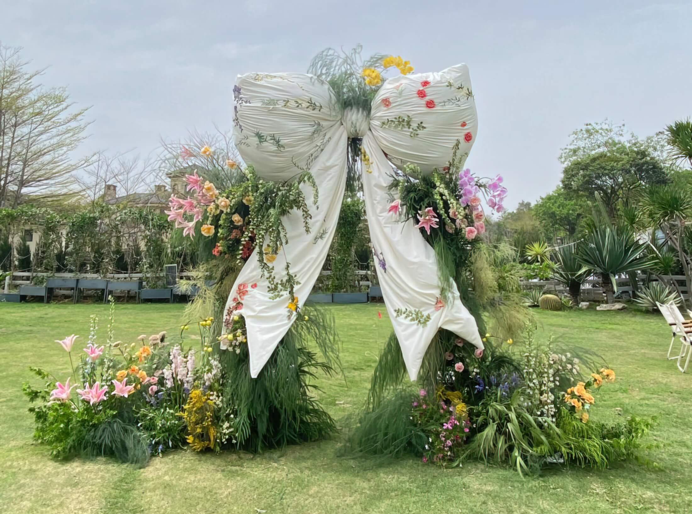 户外蝴蝶结布幔草坪婚礼