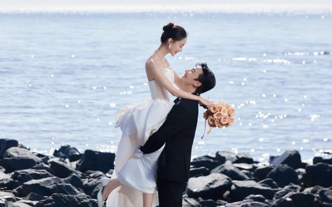 海浪 🌊阳光 和礁石
