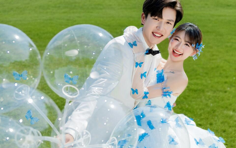 清新治愈的森系婚纱照 蝴蝶蓝色婚纱赋予的浪漫 