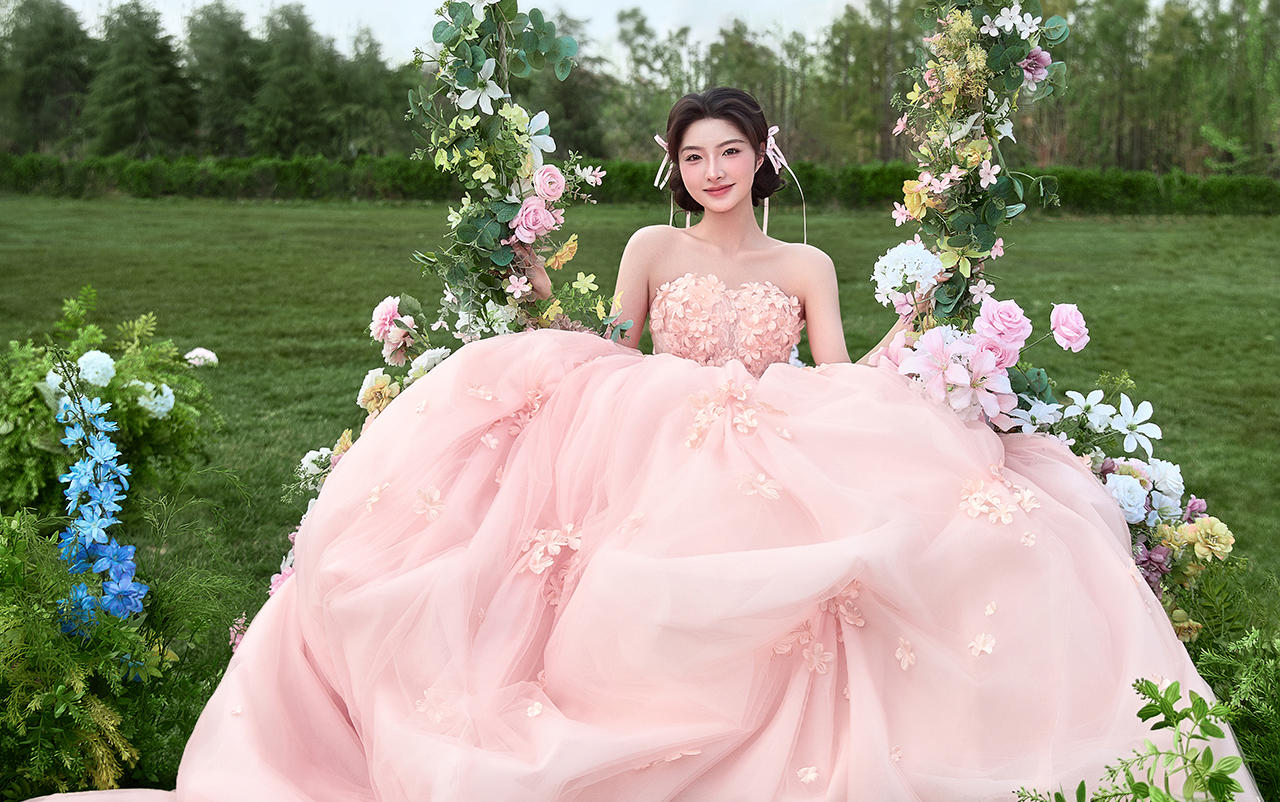 浪漫唯美草坪粉色公主裙婚纱照