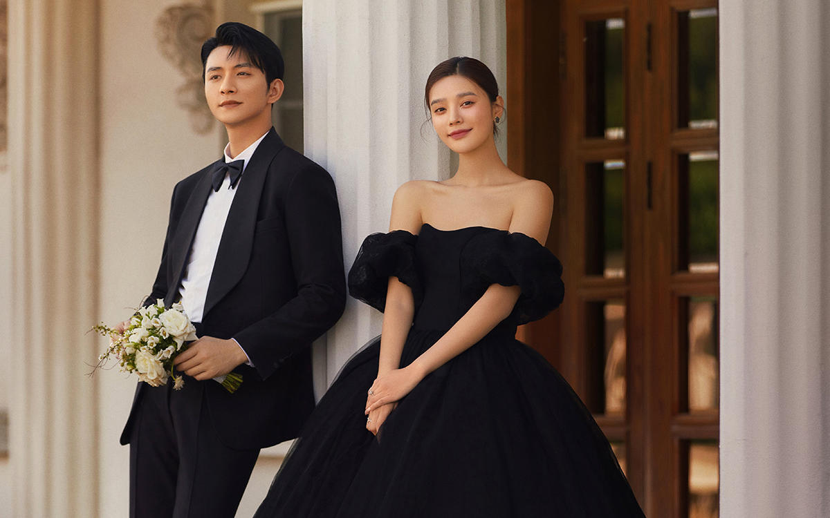 法式赫本風(fēng)??鏡子中的復(fù)古浪漫婚紗照