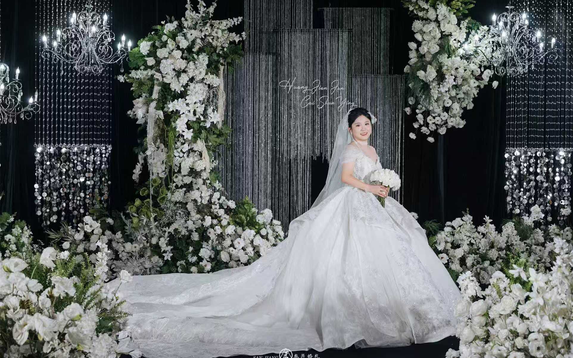 晶瑩質(zhì)感營(yíng)造婚禮雅致氛圍