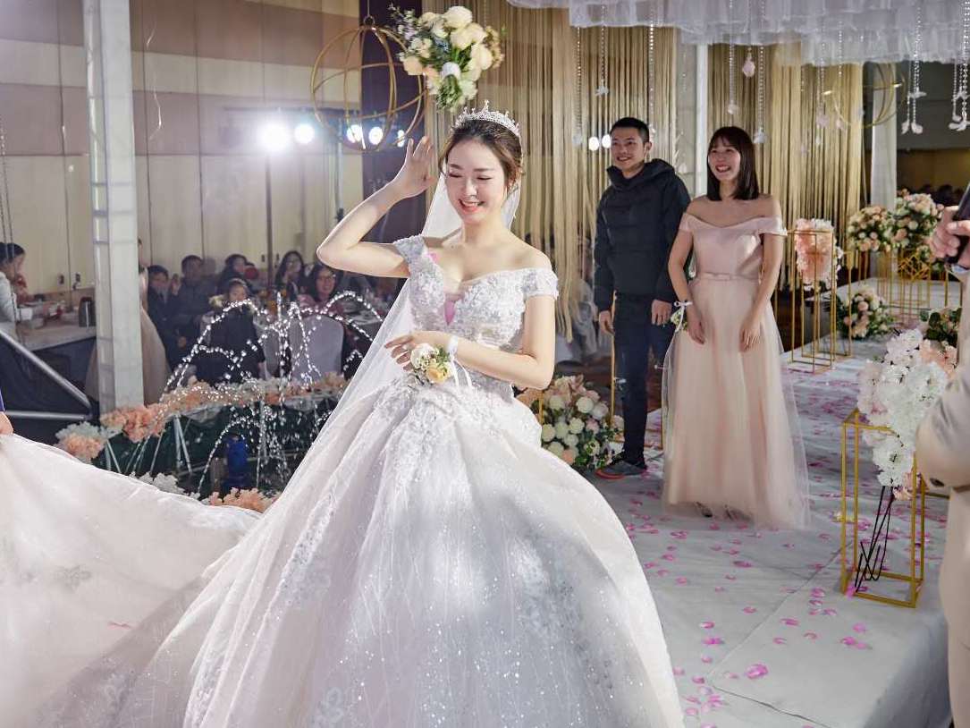 一字肩大拖尾重手工百搭款