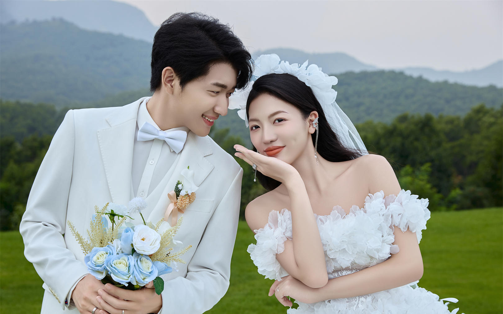 清新風(fēng)草坪婚紗照