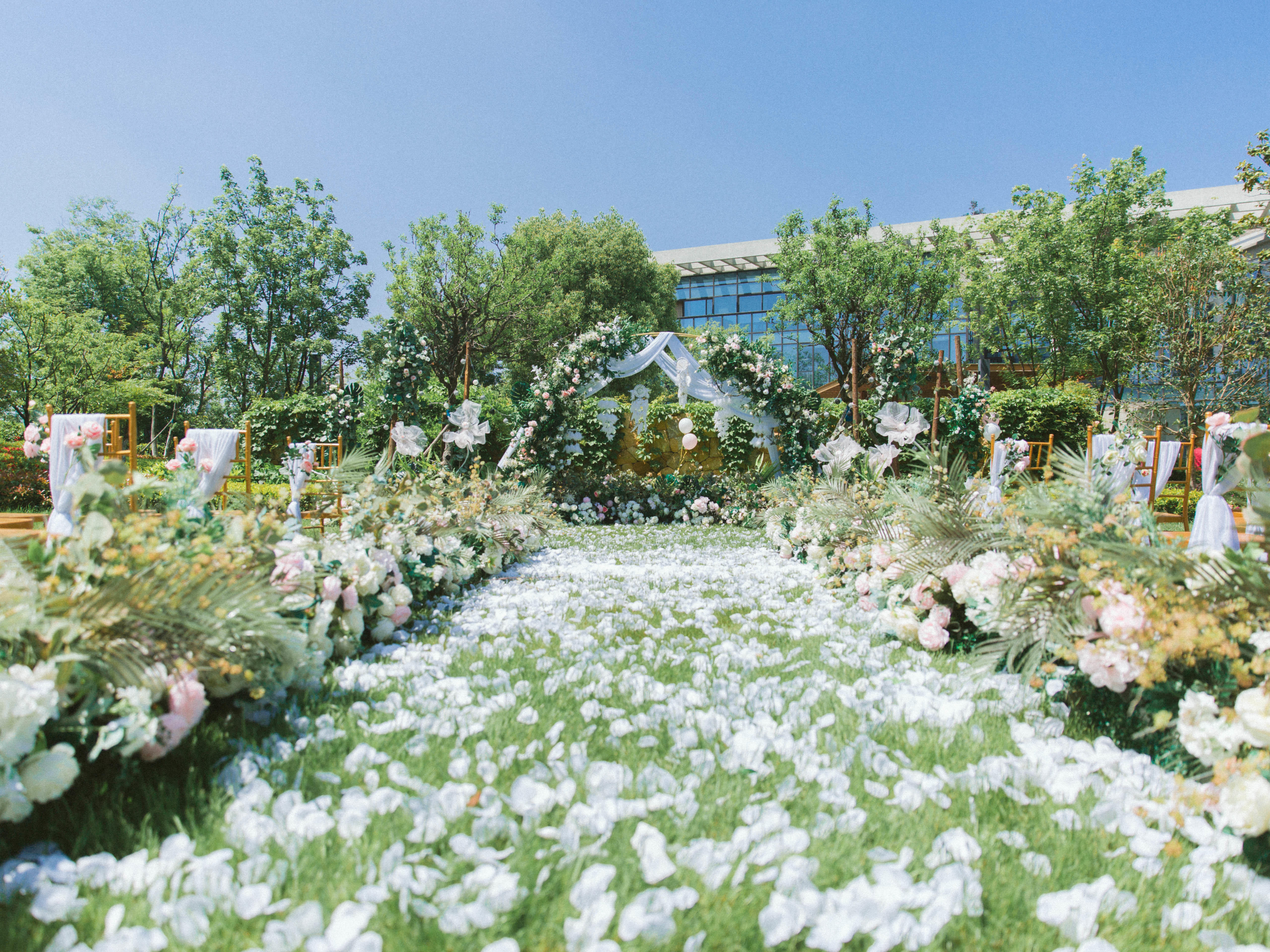 【艺空间婚礼】简约不简单的白绿色系户外草坪婚礼