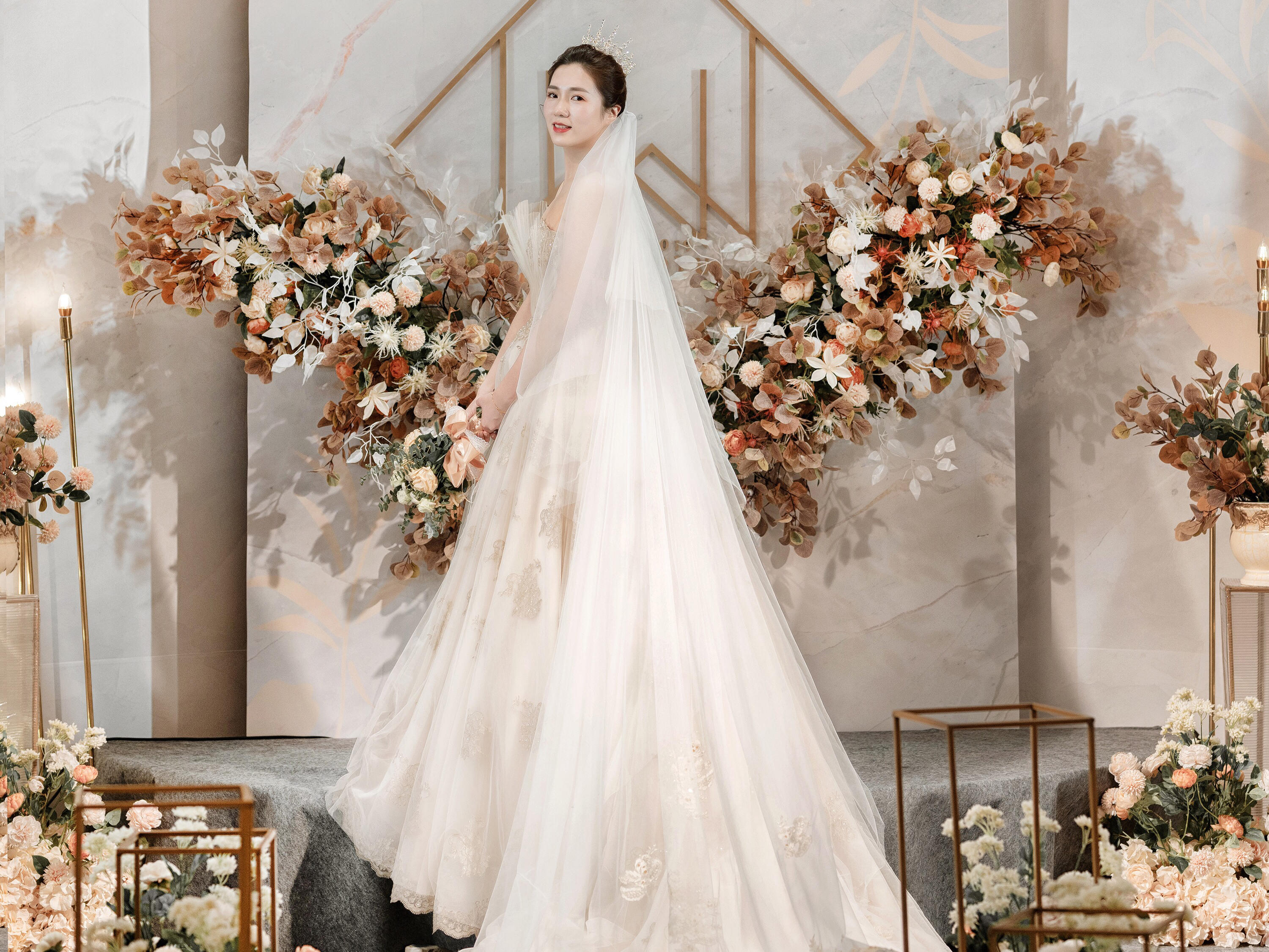 【精选套餐】宫廷拖尾主纱+禾服+敬酒服+伴娘服