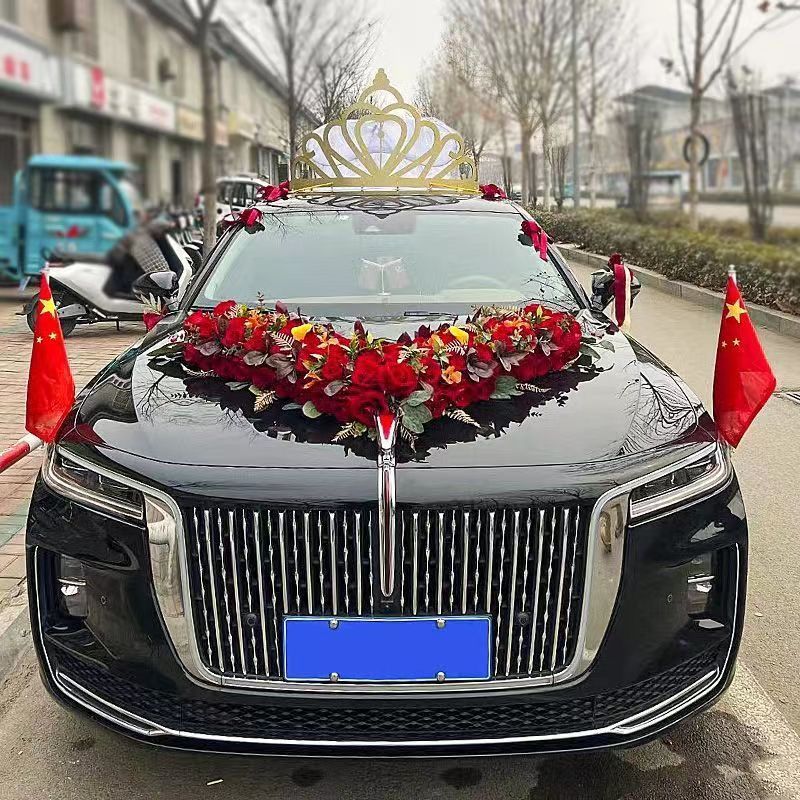 网红婚车车顶金色大皇冠头纱主婚车