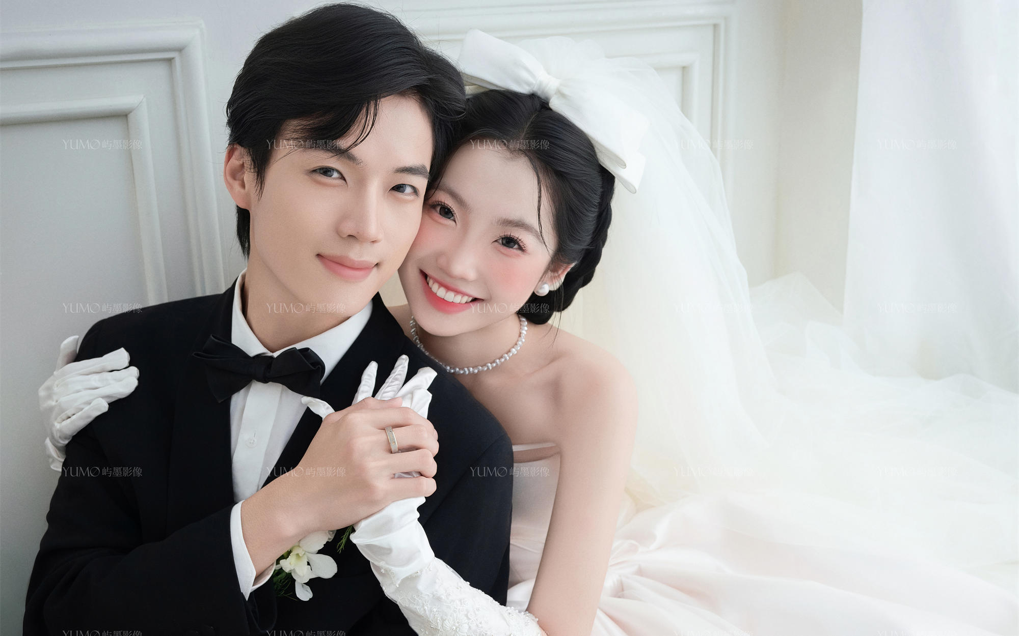 韓系婚紗照里的「甜度超標(biāo)」，藏在黑與白的碰撞里