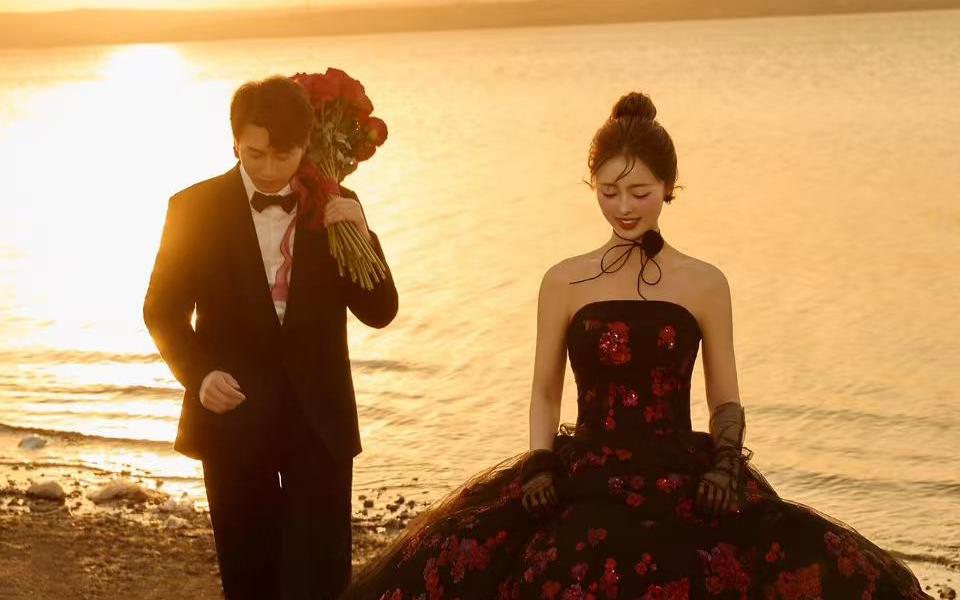 【一组夕阳见证我们爱情的婚纱照】