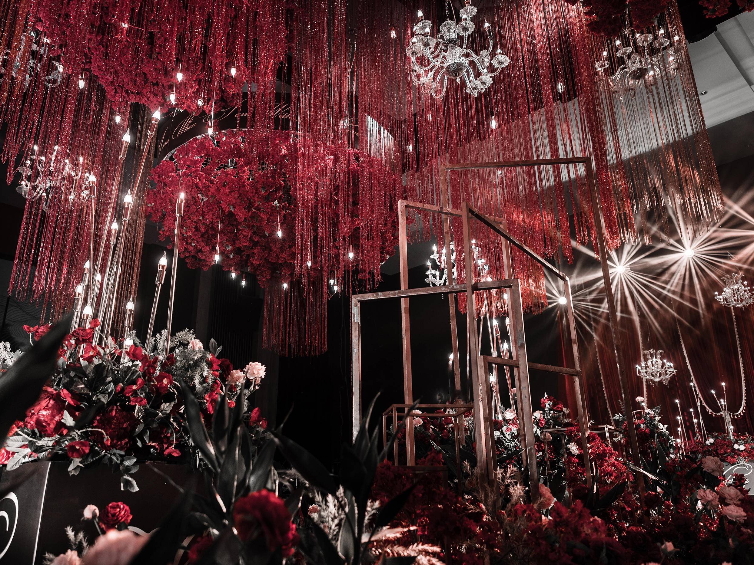 勃艮第红与璀璨黑的碰撞色搭配/红黑色婚礼