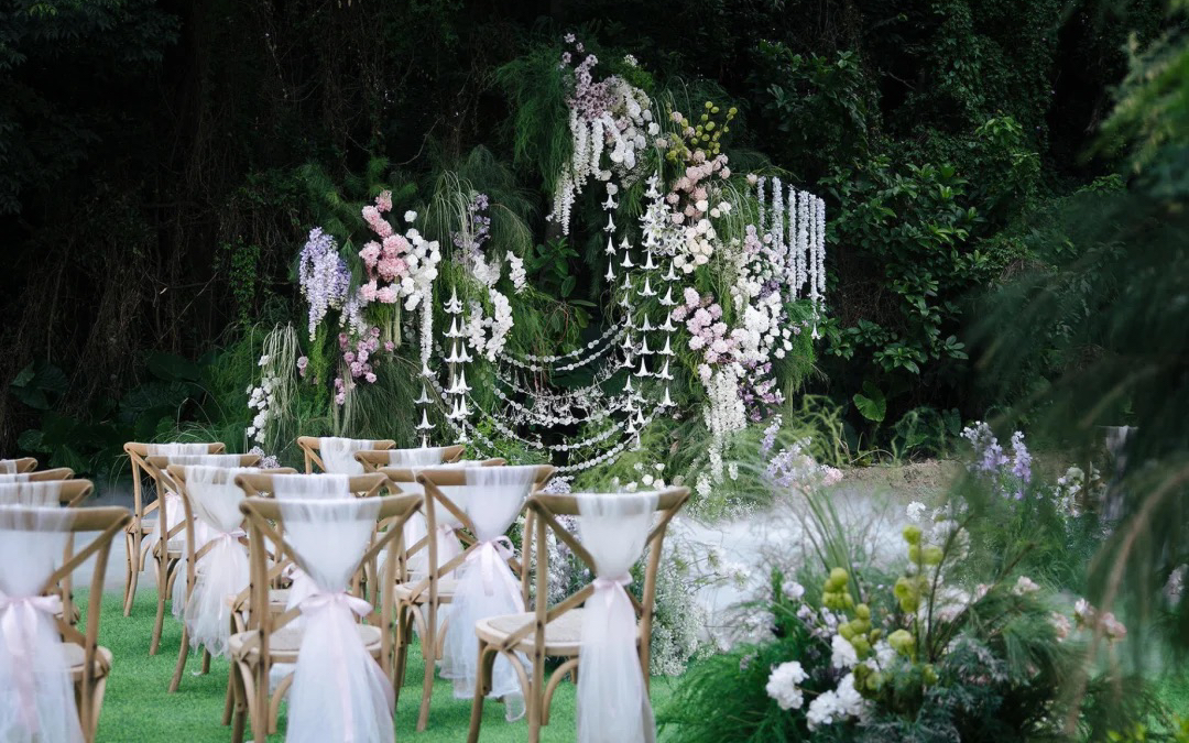 白绿粉草坪婚礼