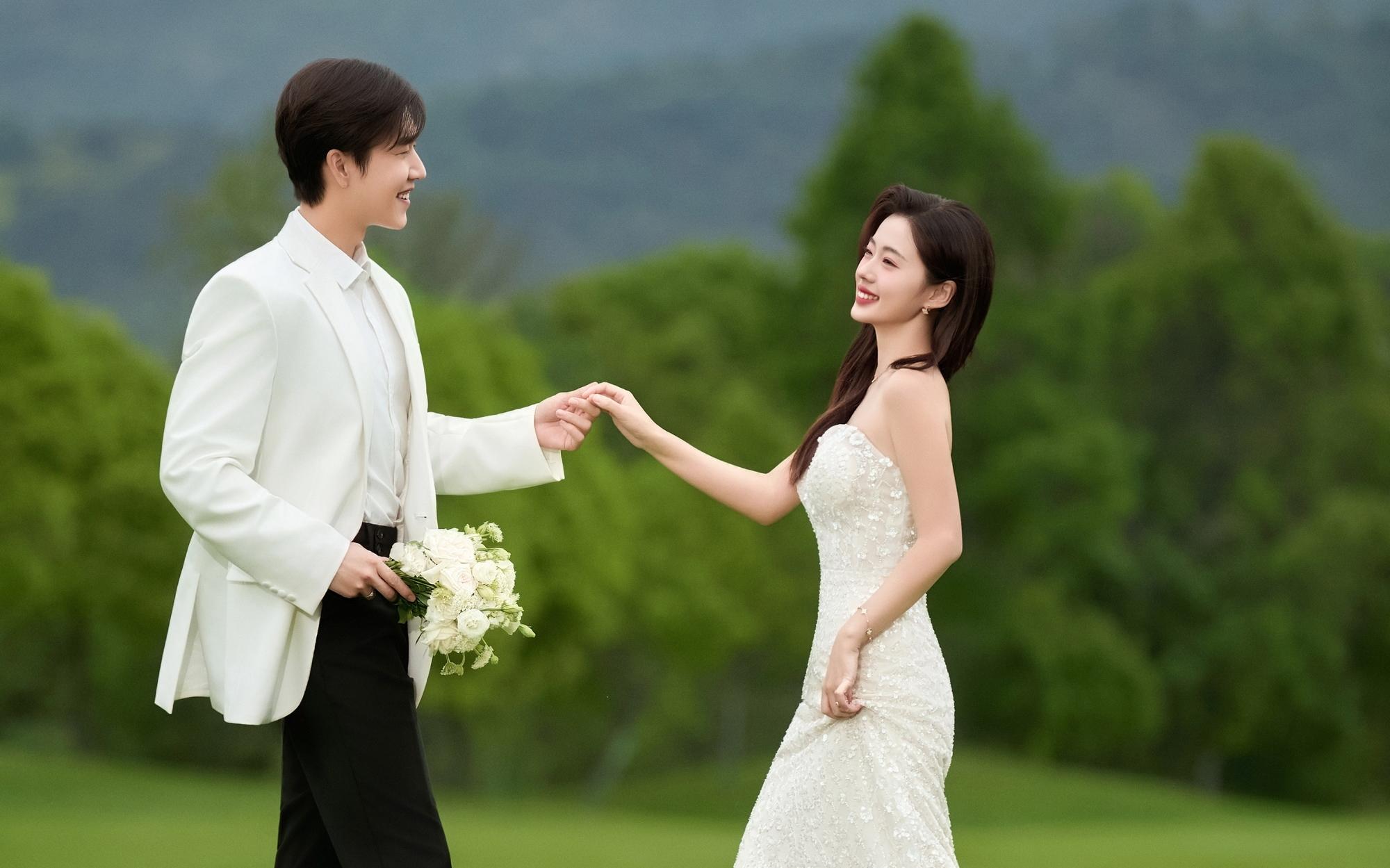 被追问N次的草坪婚纱照！清新松弛感拿捏？