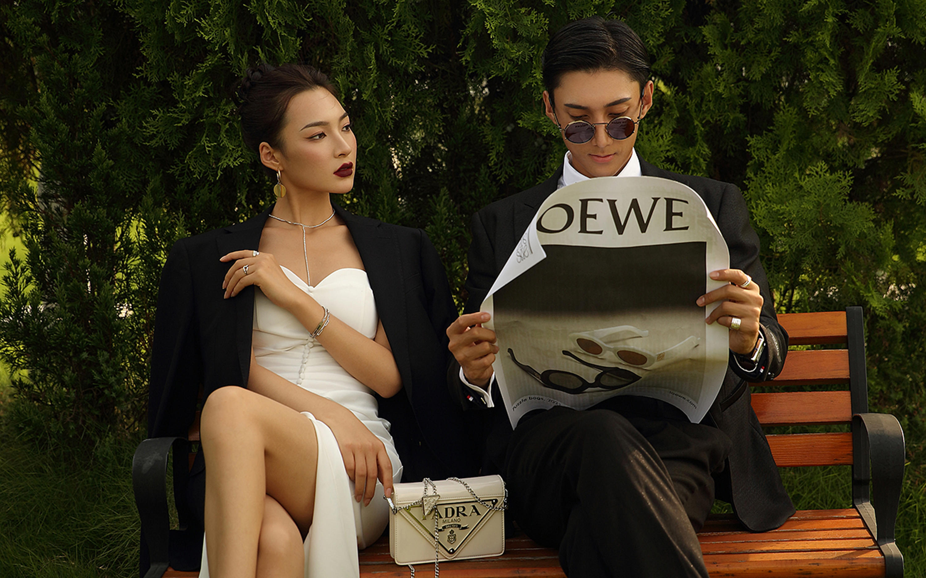眼前一亮的草坪婚紗照，瞬間酷感滿溢