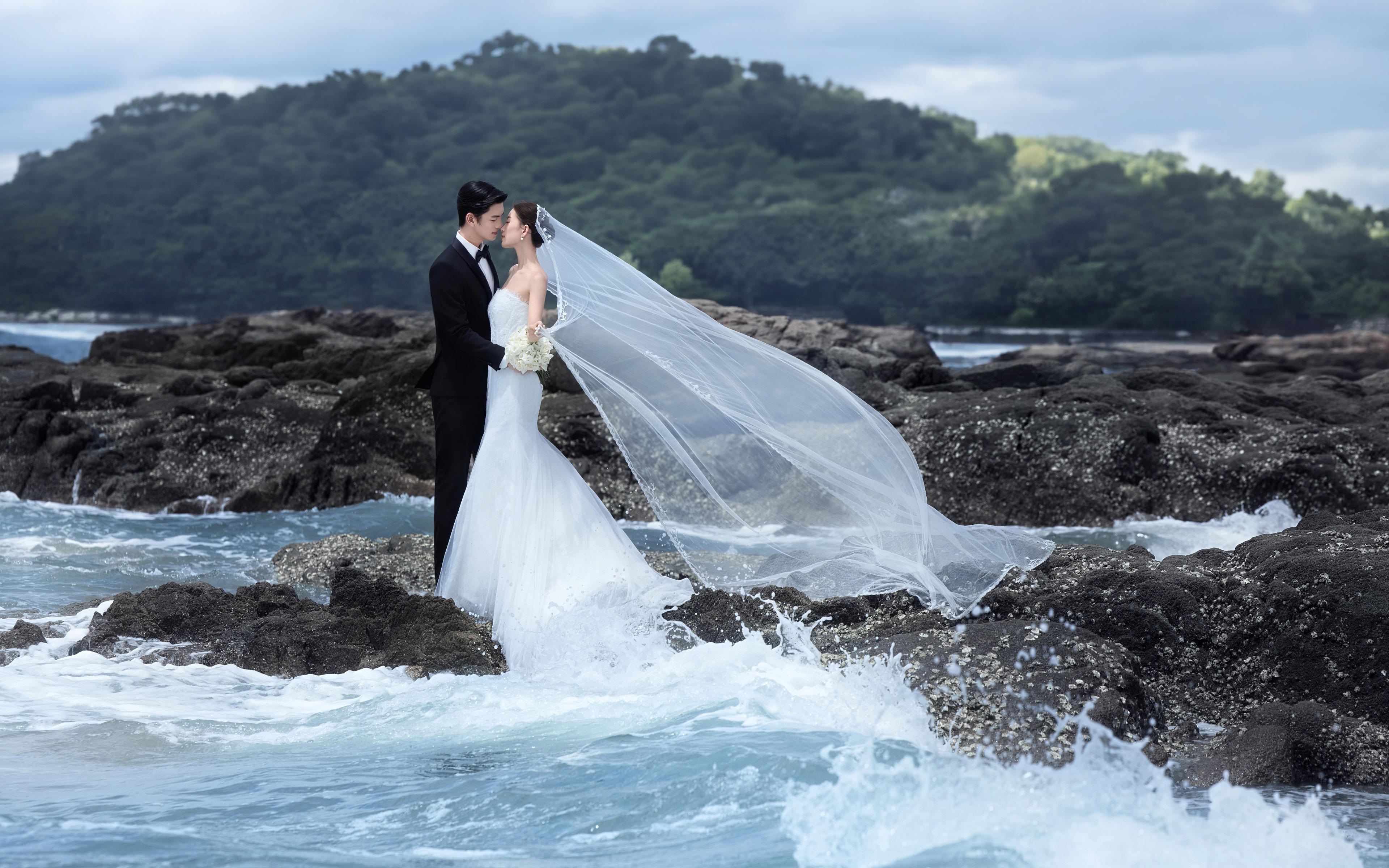 被問爆的海邊礁石婚紗照??