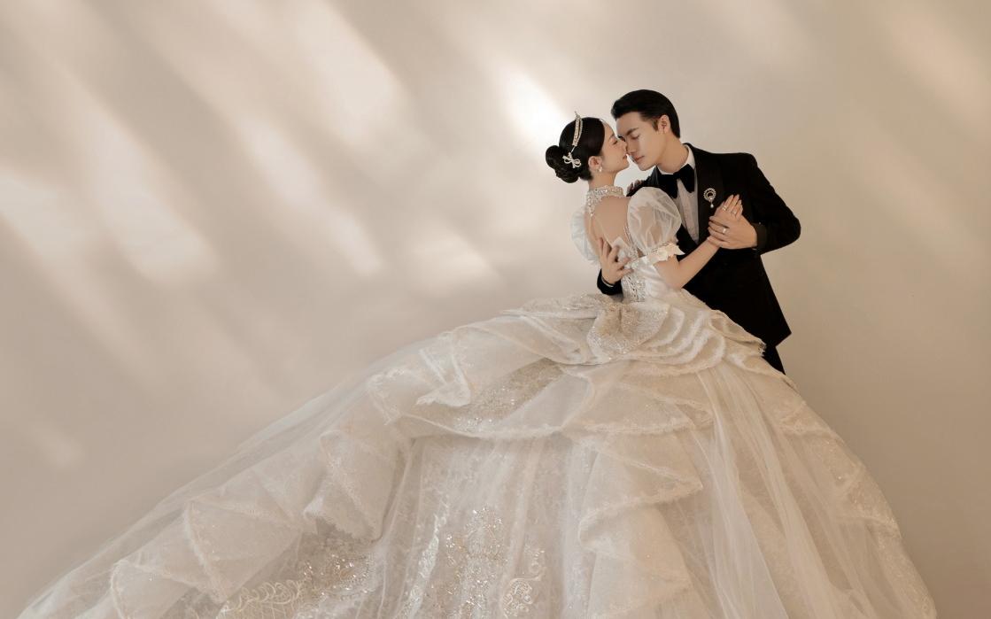 封神了!美到爆的室内光影婚纱照~必须拥有