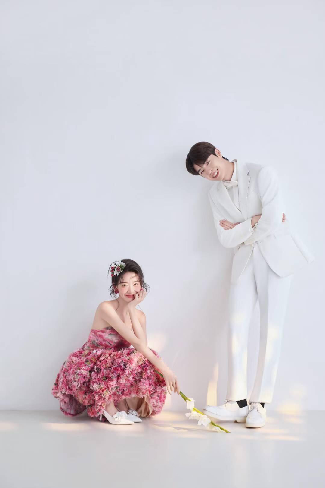 室内极简风婚纱照