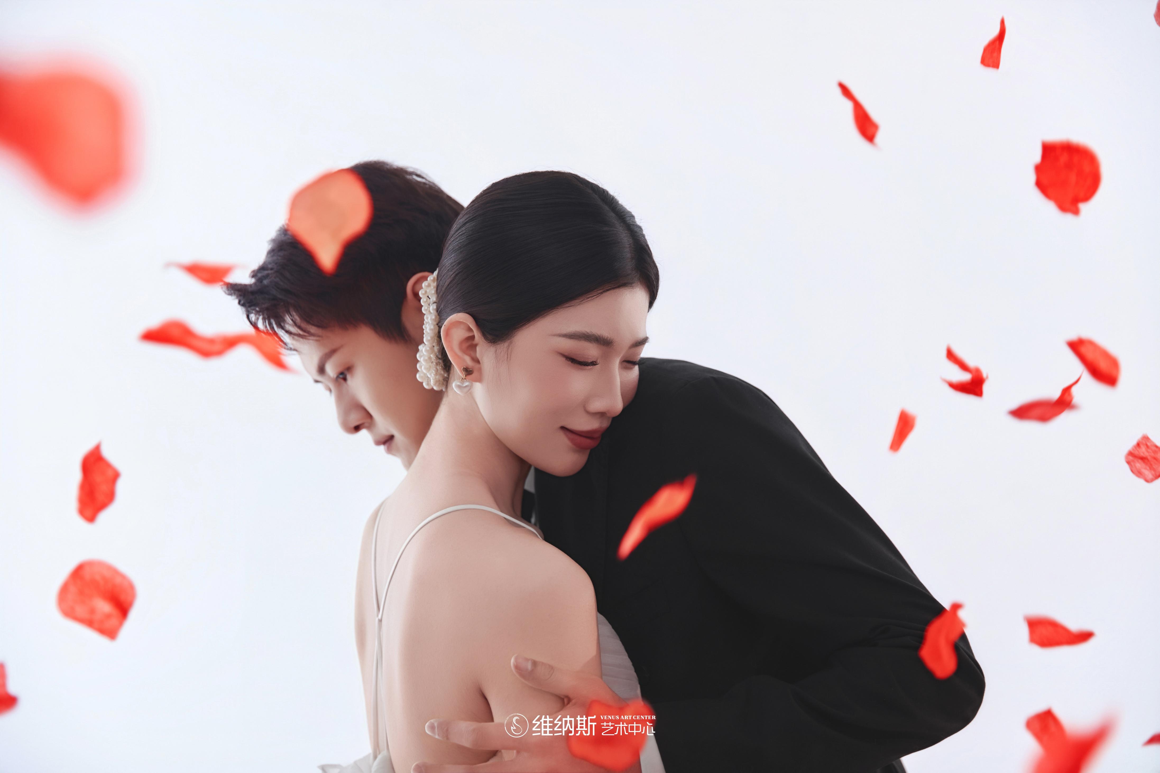 一秒沦陷❤️氛围感绝绝子的玫瑰花瓣婚纱照