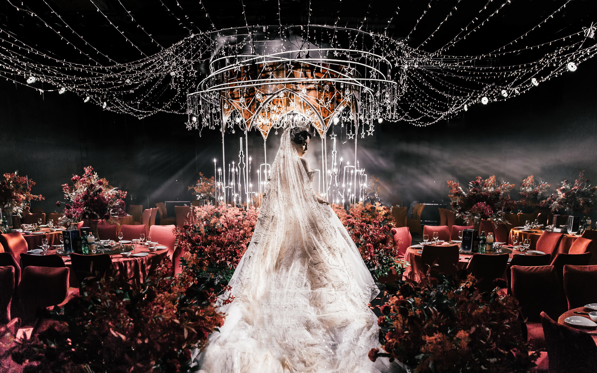 红黑色大气婚礼现场布置图