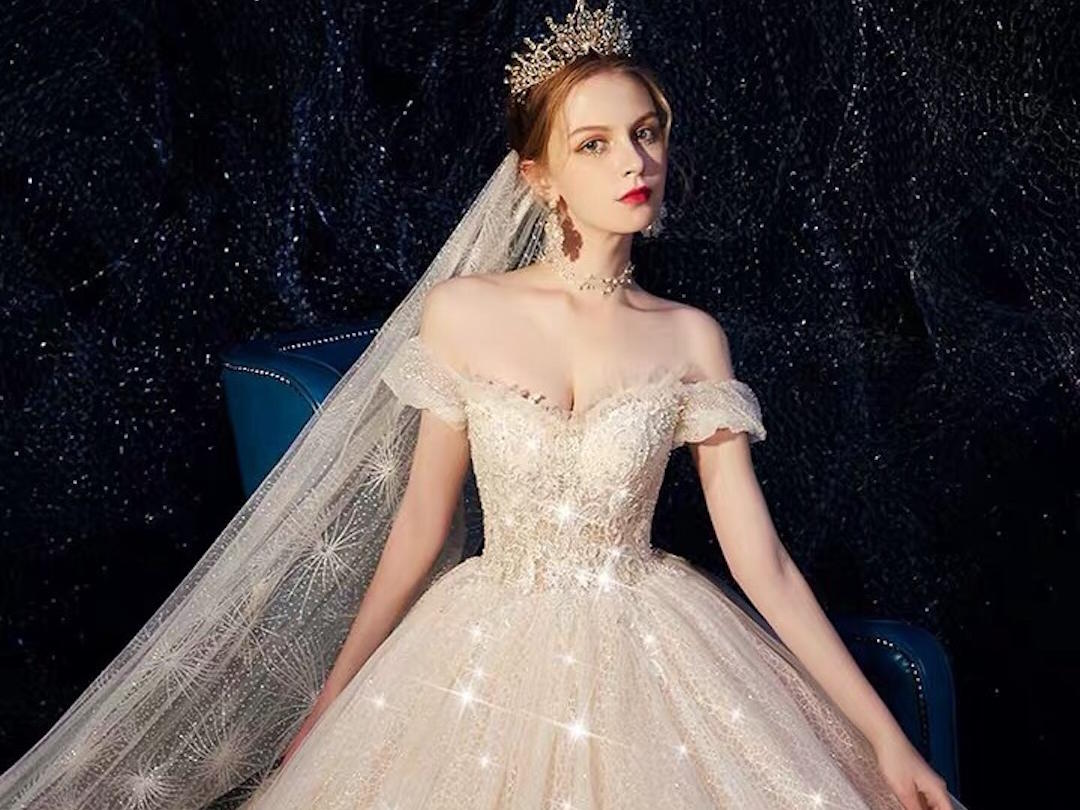 ［显瘦必备］泡泡袖一字肩长拖尾婚纱