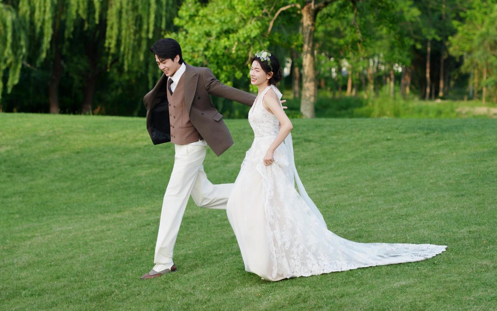 森系草坪婚纱照把童话穿在身上