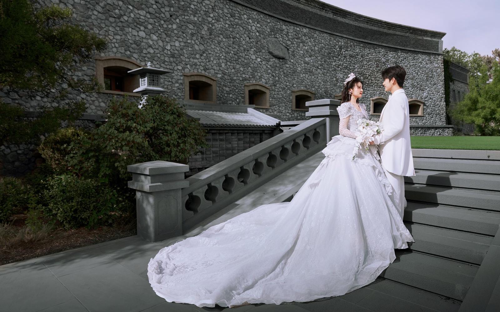 优雅又高级的城堡草坪婚纱照‼️谁拍谁好看