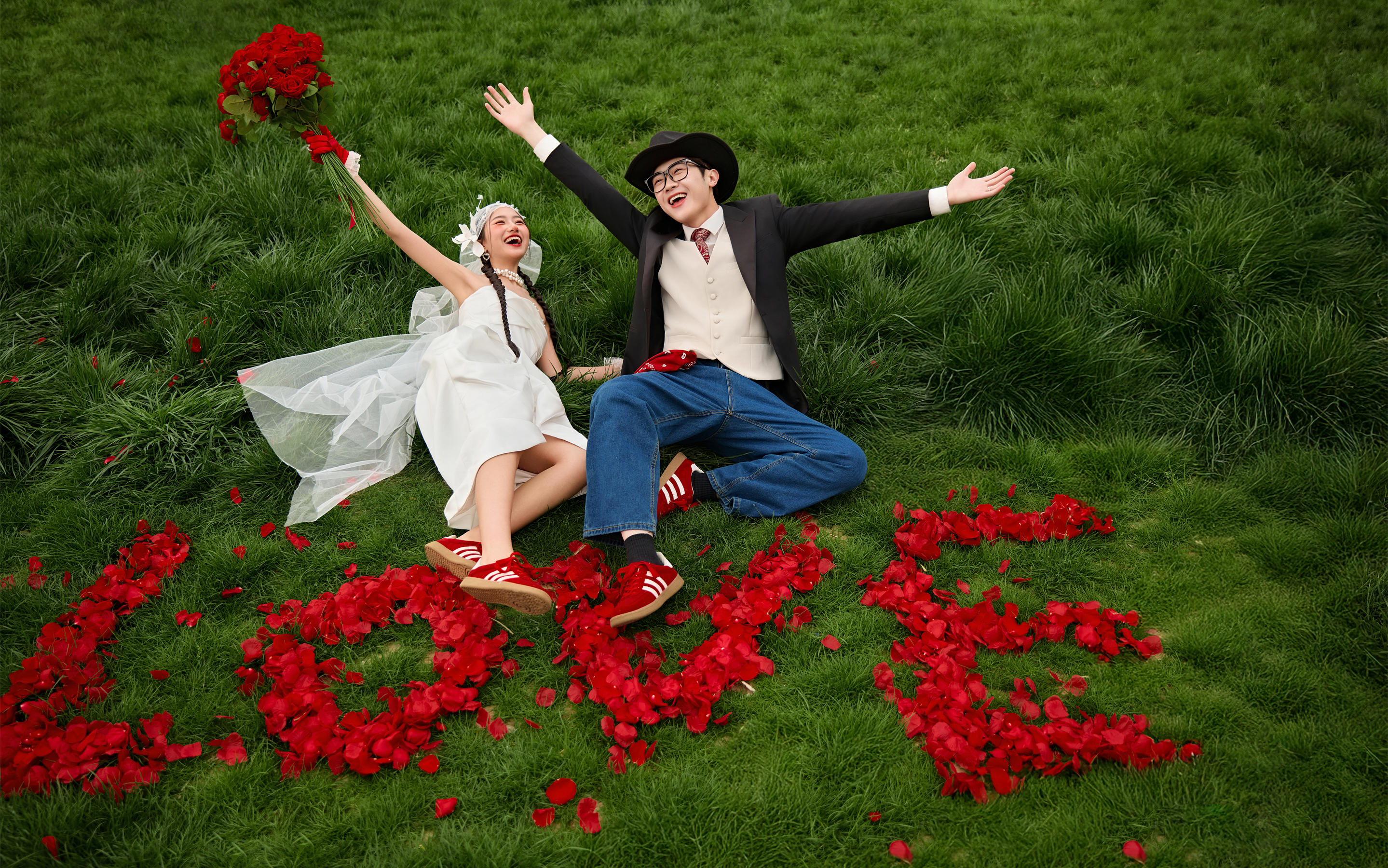 草坪紅玫瑰婚紗照｜誰拍誰甜的森系熱戀風(fēng)！