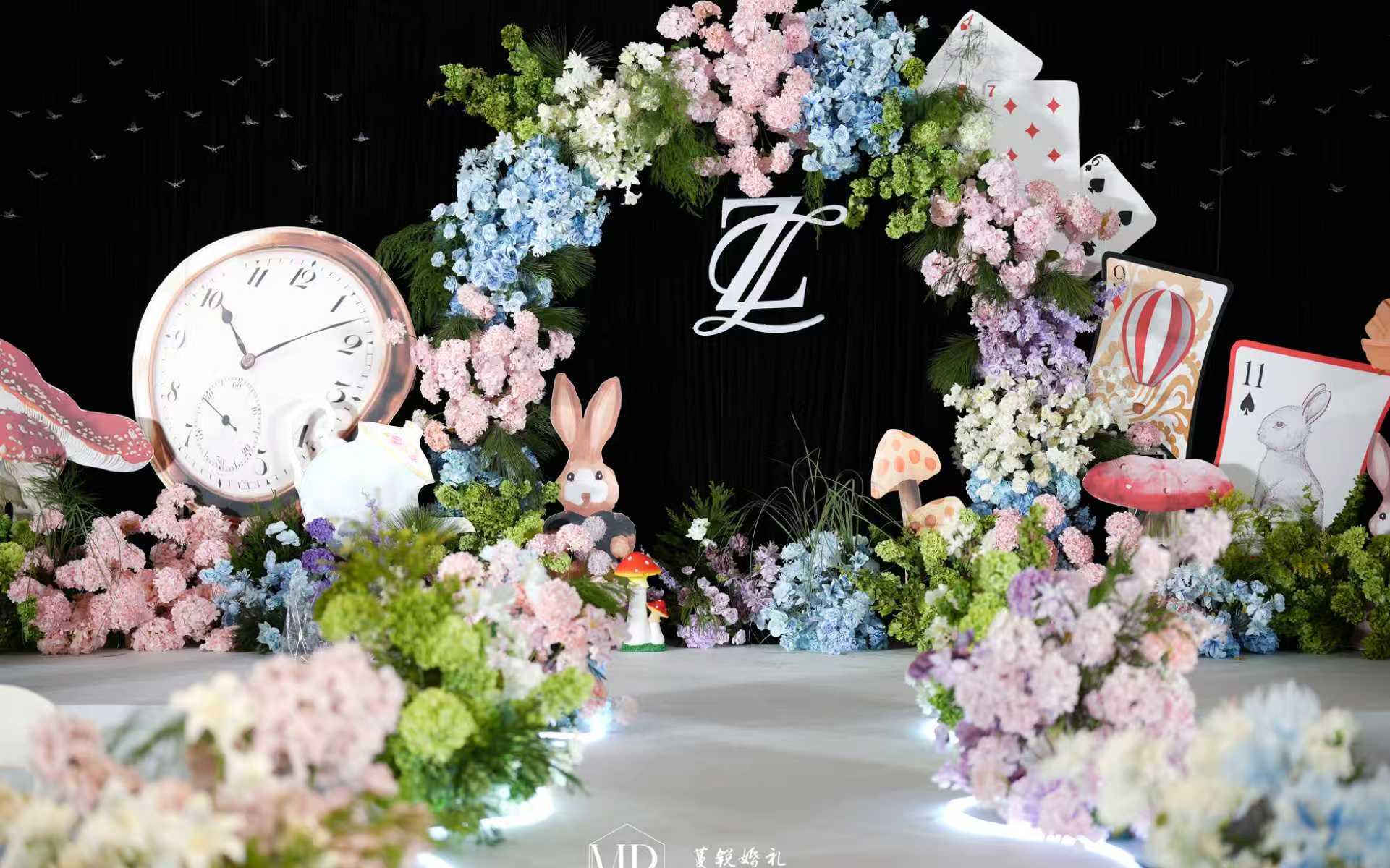 《愛(ài)麗絲花園》粉藍(lán)花海簇?fù)泶髸r(shí)鐘走進(jìn)童話婚禮