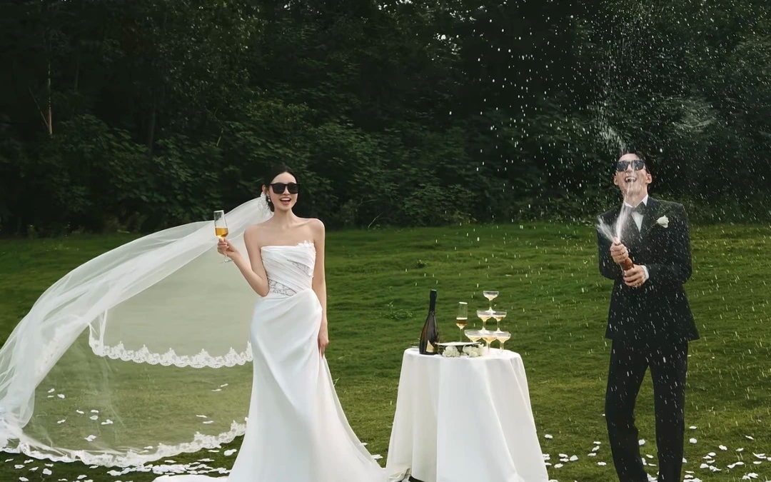 草坪电影感婚纱照