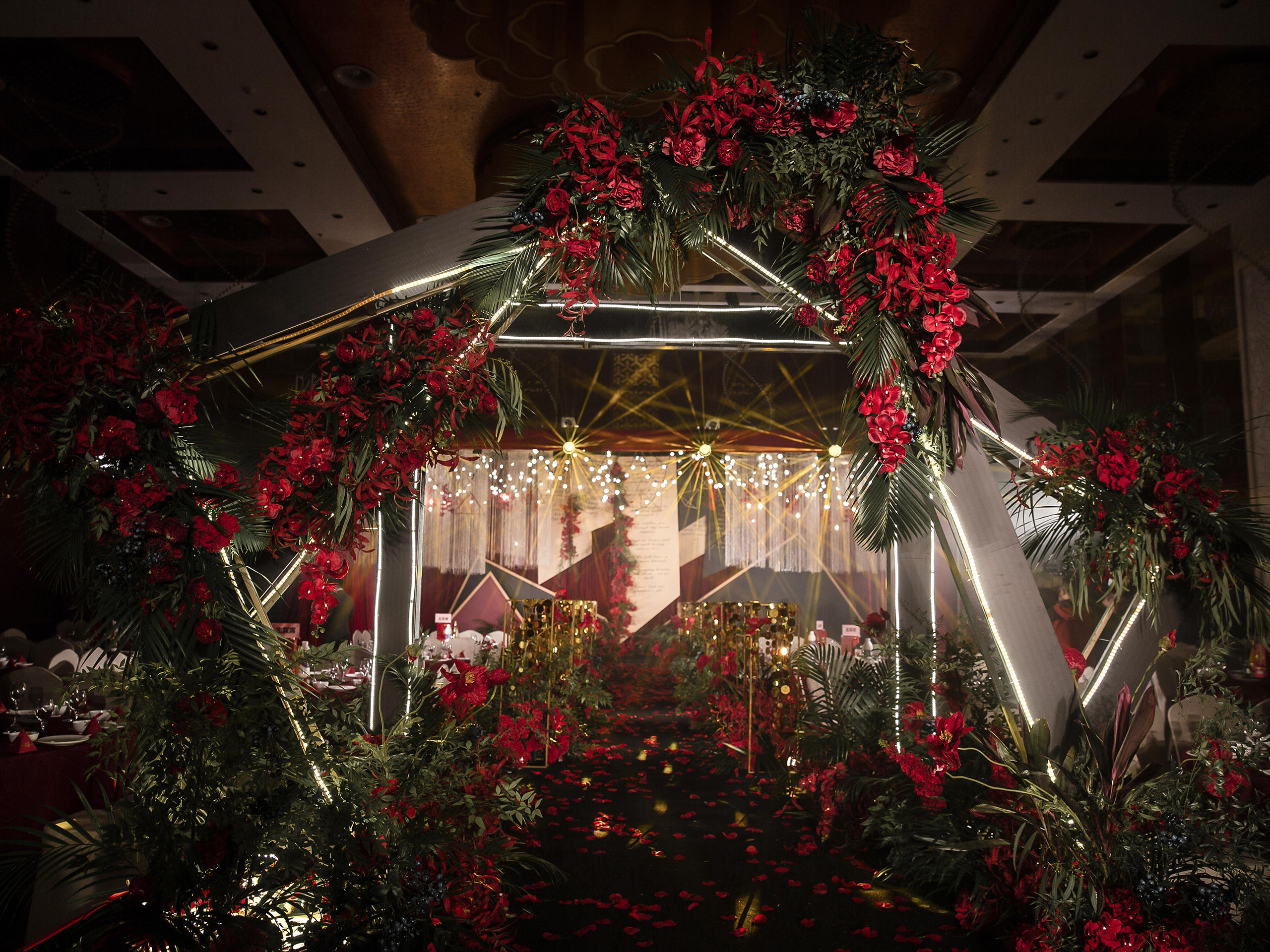 复古色 勃艮第红与现代黑的碰撞