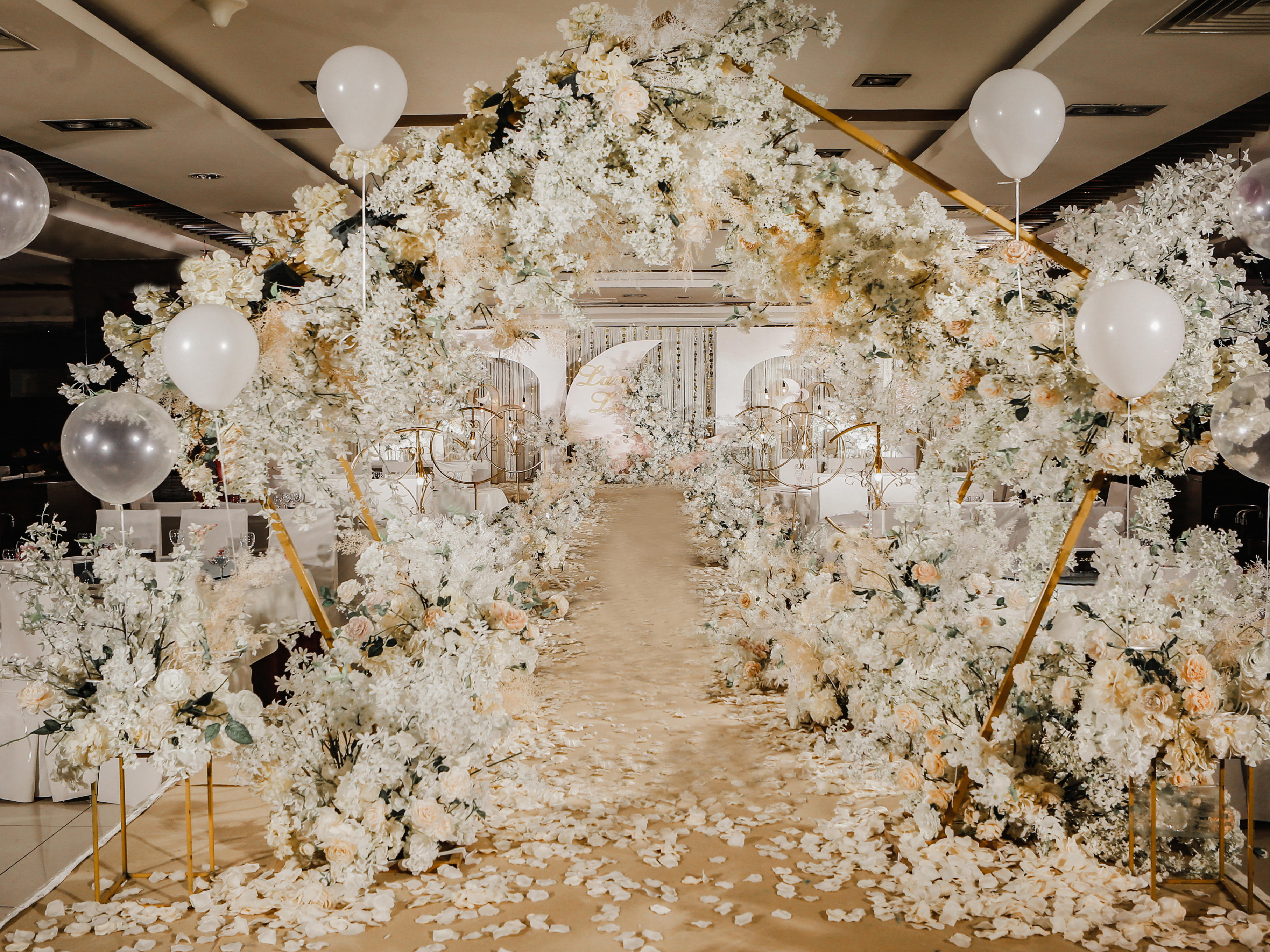 初晴“朝暮与岁月并往，我与你一起行至天光”