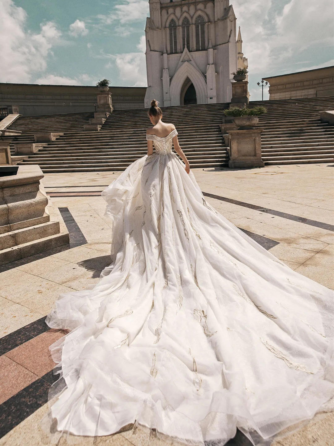 2020宫廷个性长拖尾一字肩婚纱