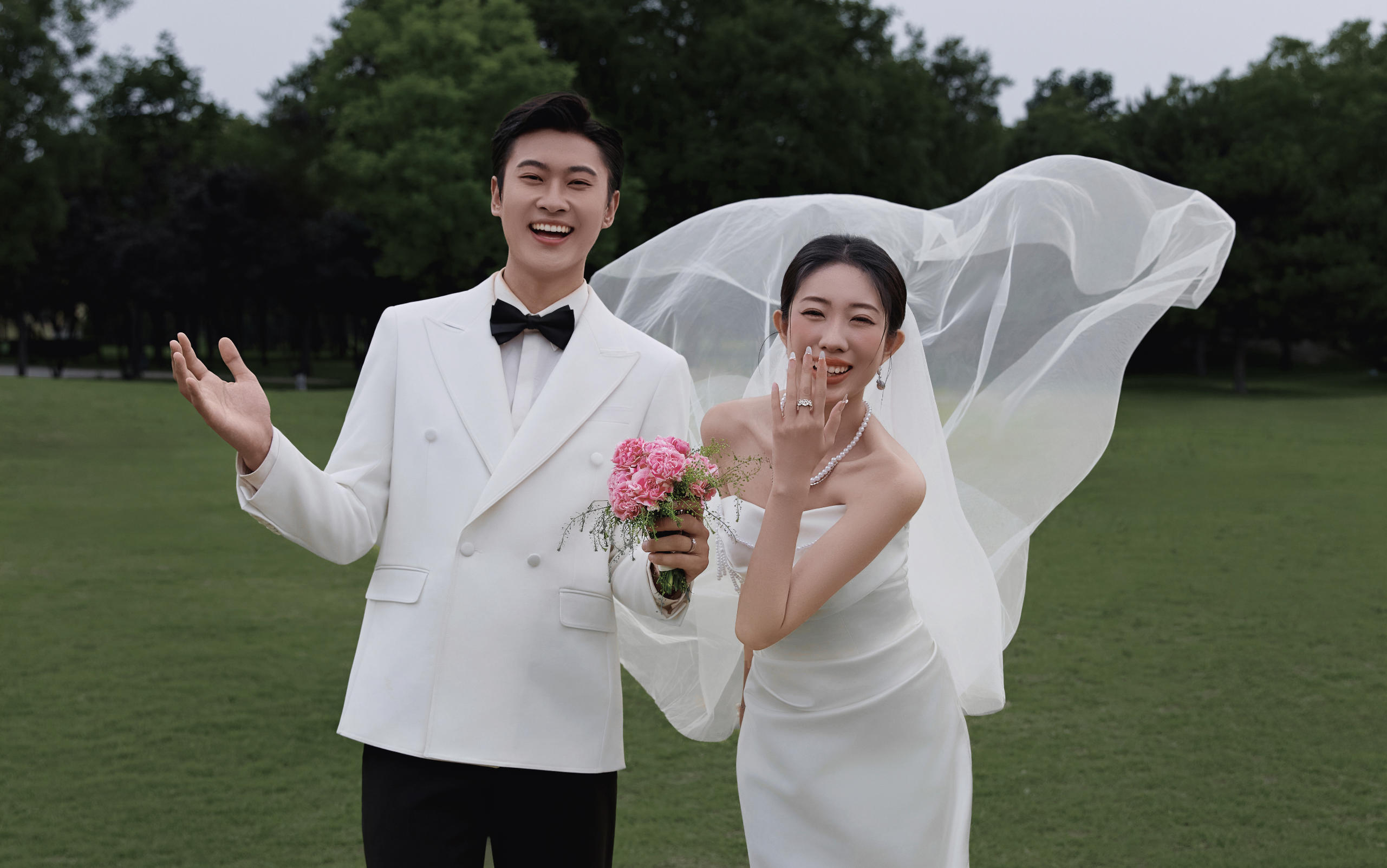森系草坪婚纱照 与夏日的温柔撞个满怀